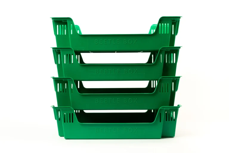 Cajas de cría de insectos apiladas